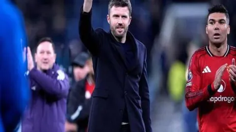 库里因背伤缺席对阵雄鹿比赛